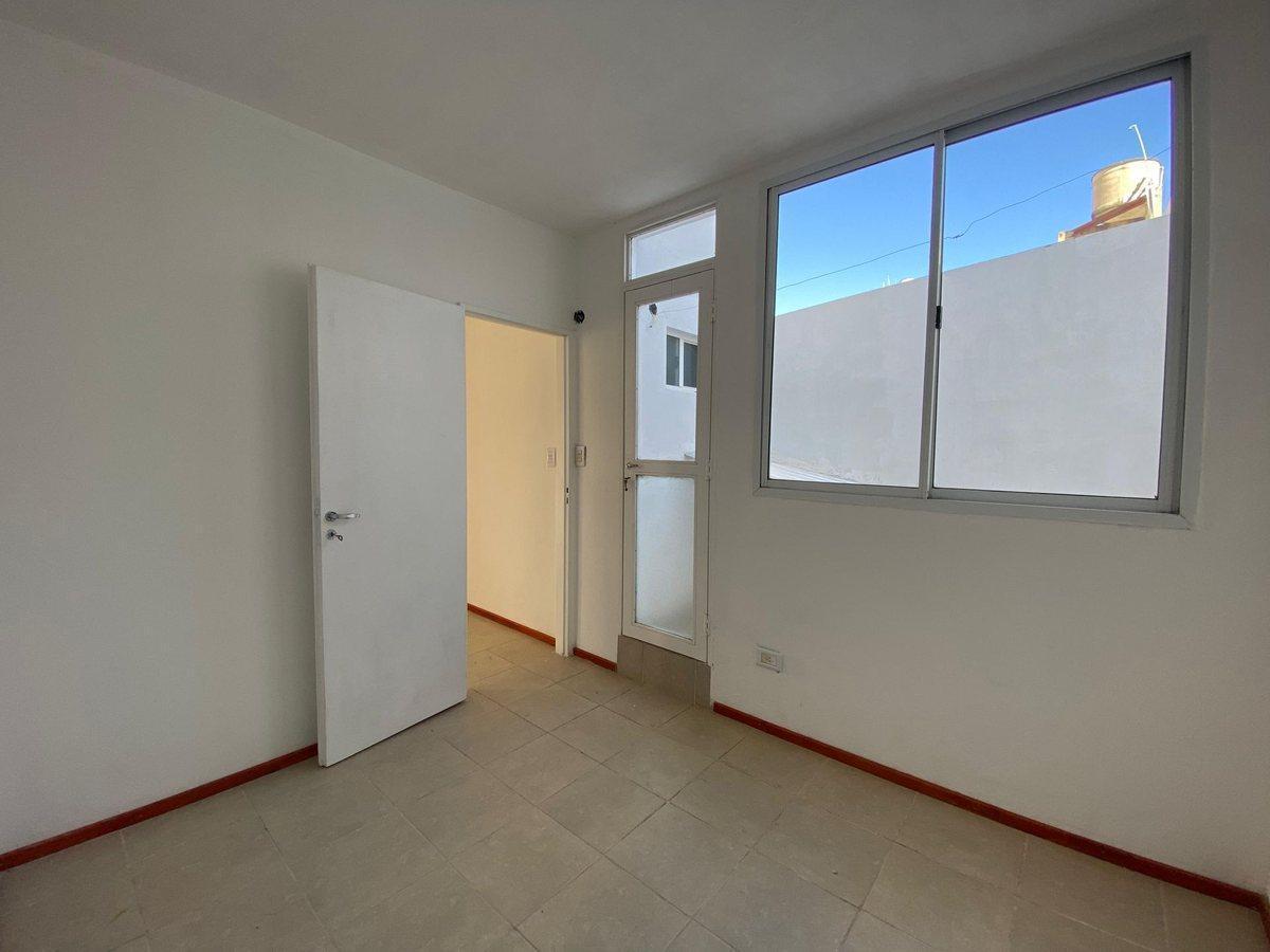 Foto de VENTA CASA DE PASILLO DOS DORMITORIOS ABASTO, imagen 5