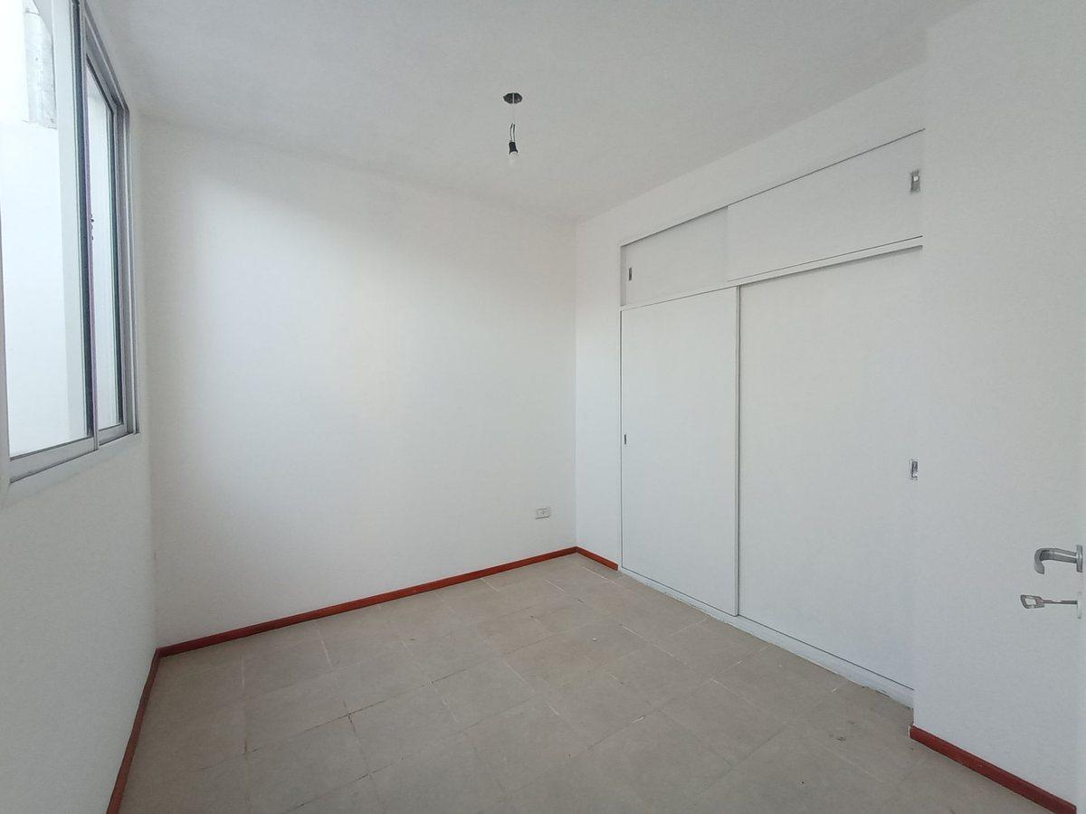 Foto de VENTA CASA DE PASILLO DOS DORMITORIOS ABASTO, imagen 2
