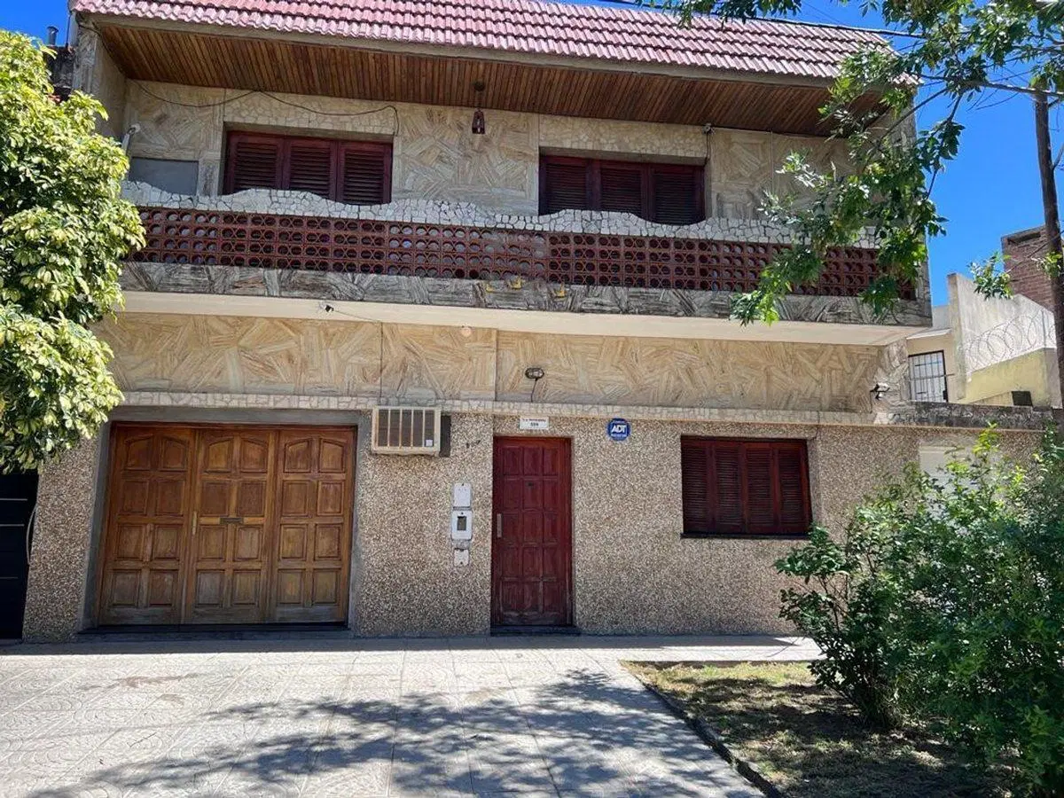 VENTA CASA DOS PLANTAS, COCHERA Y PATIO ZONA NORTE 5