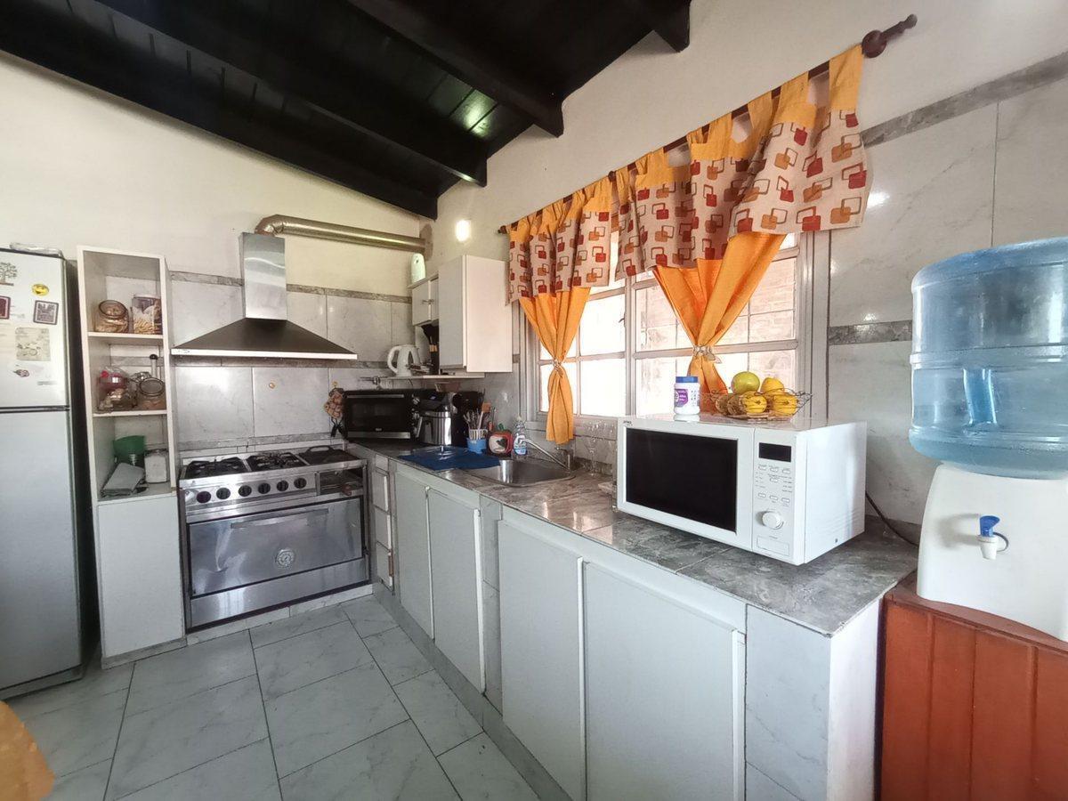 Foto de VENTA O PERMUTA CASA 3 DORMI COCHERA PILETA ROLDAN, imagen 4