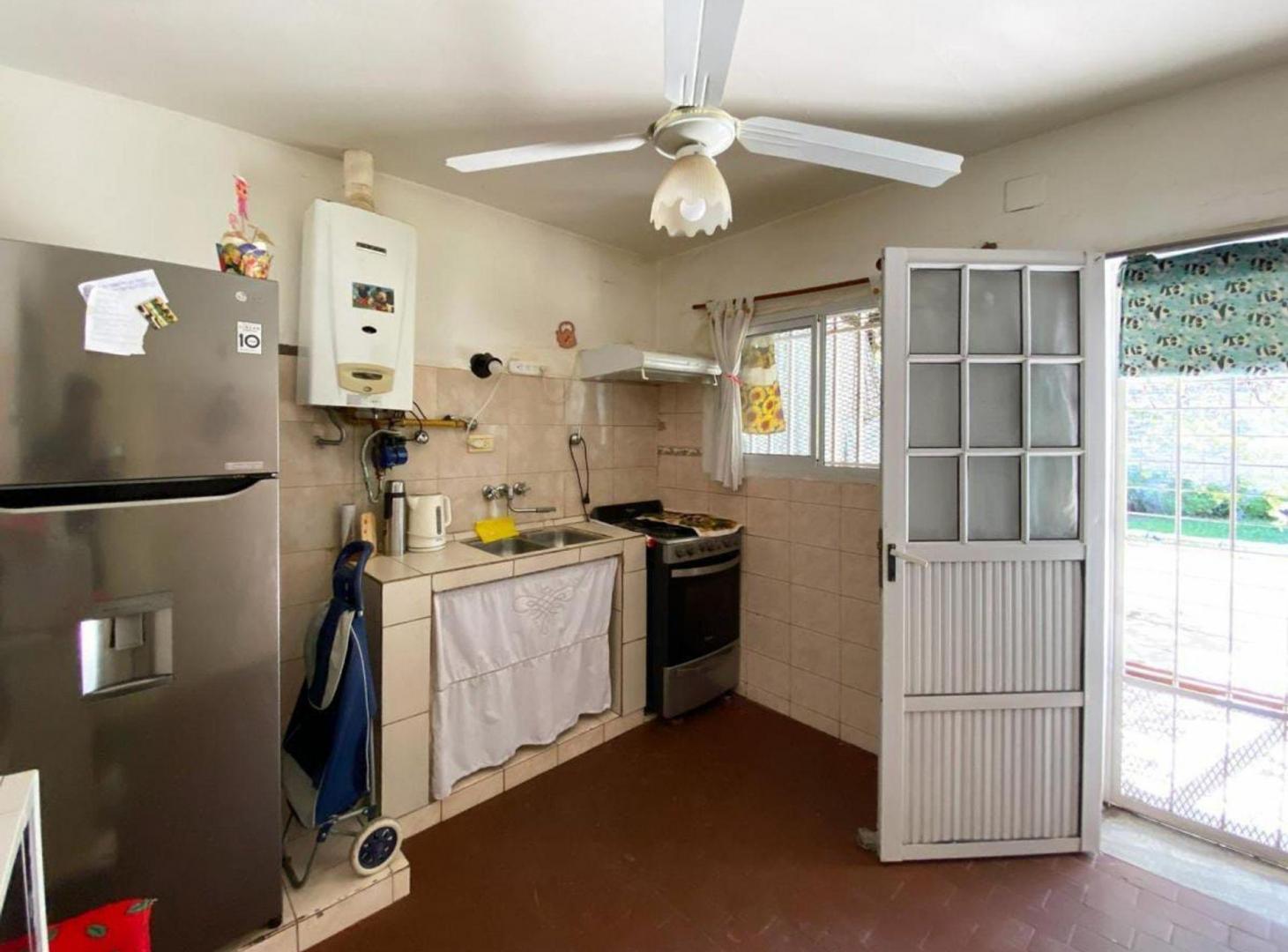 Foto de VENTA CASA 3 DORMITORIOS CON PATIO Y COCHERA, imagen 2