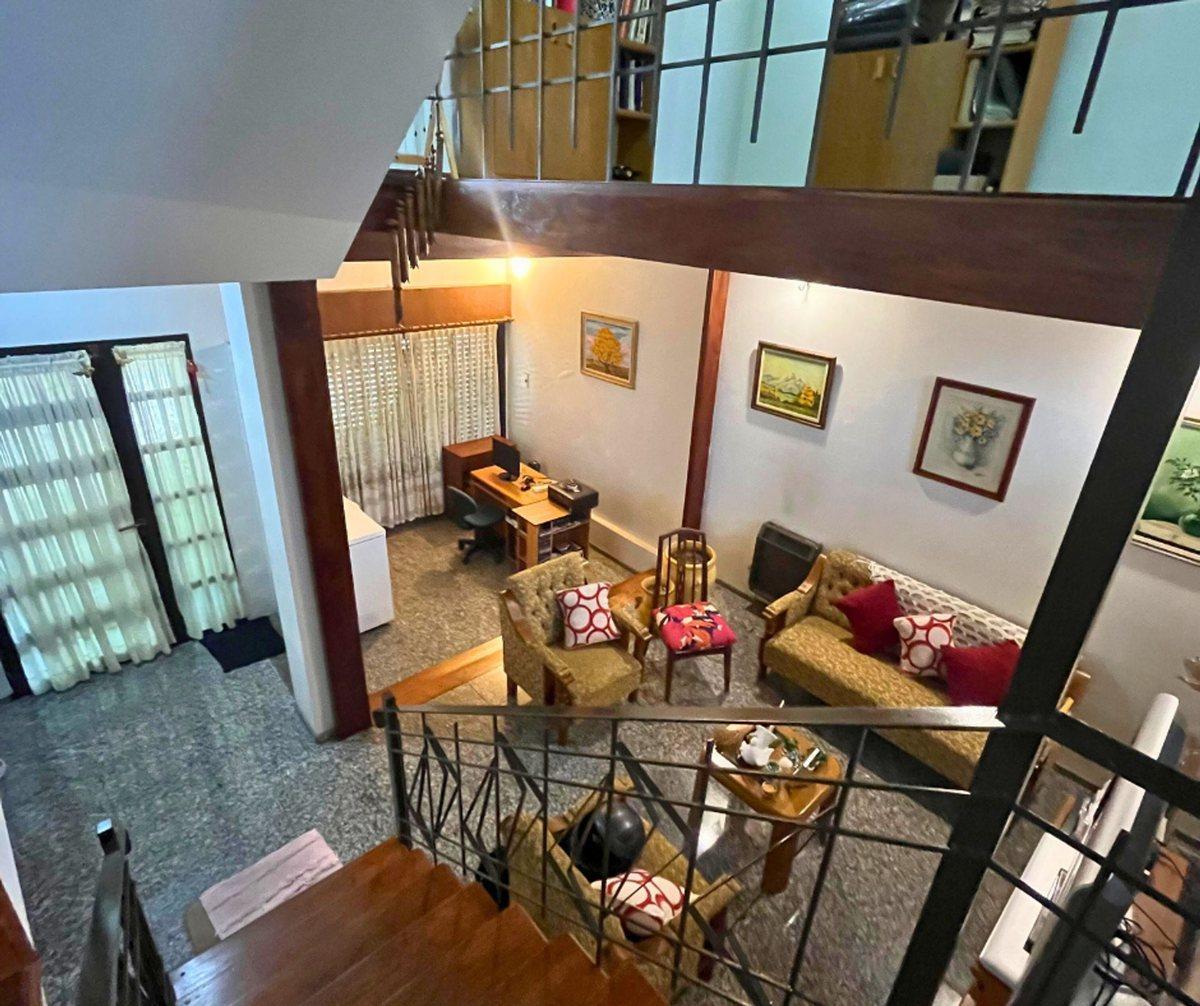 Foto de VENTA CASA 4 DORMITORIOS Y COCHERAS AZCUENAGA, imagen 1