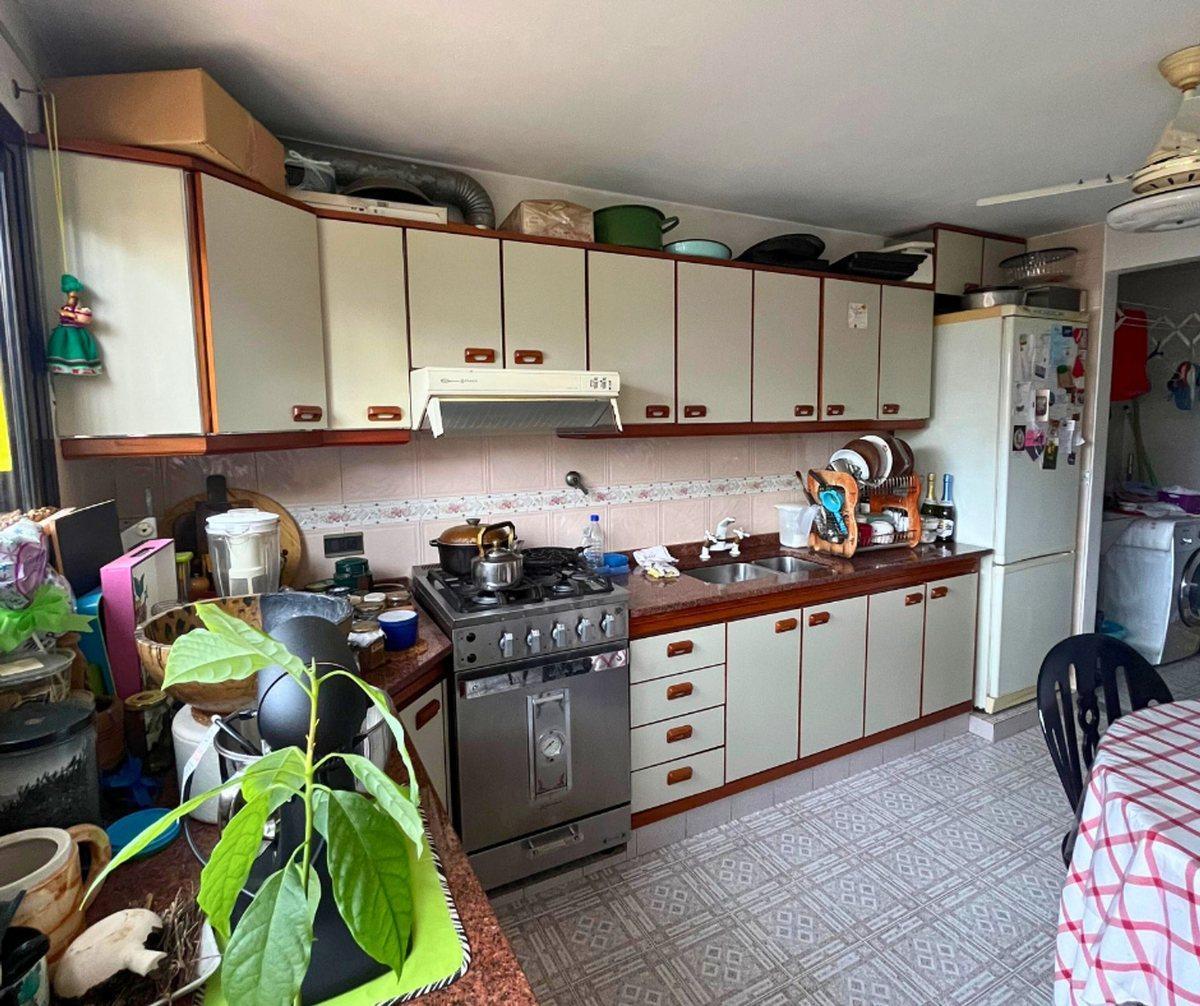 Foto de VENTA CASA 4 DORMITORIOS Y COCHERAS AZCUENAGA, imagen 3
