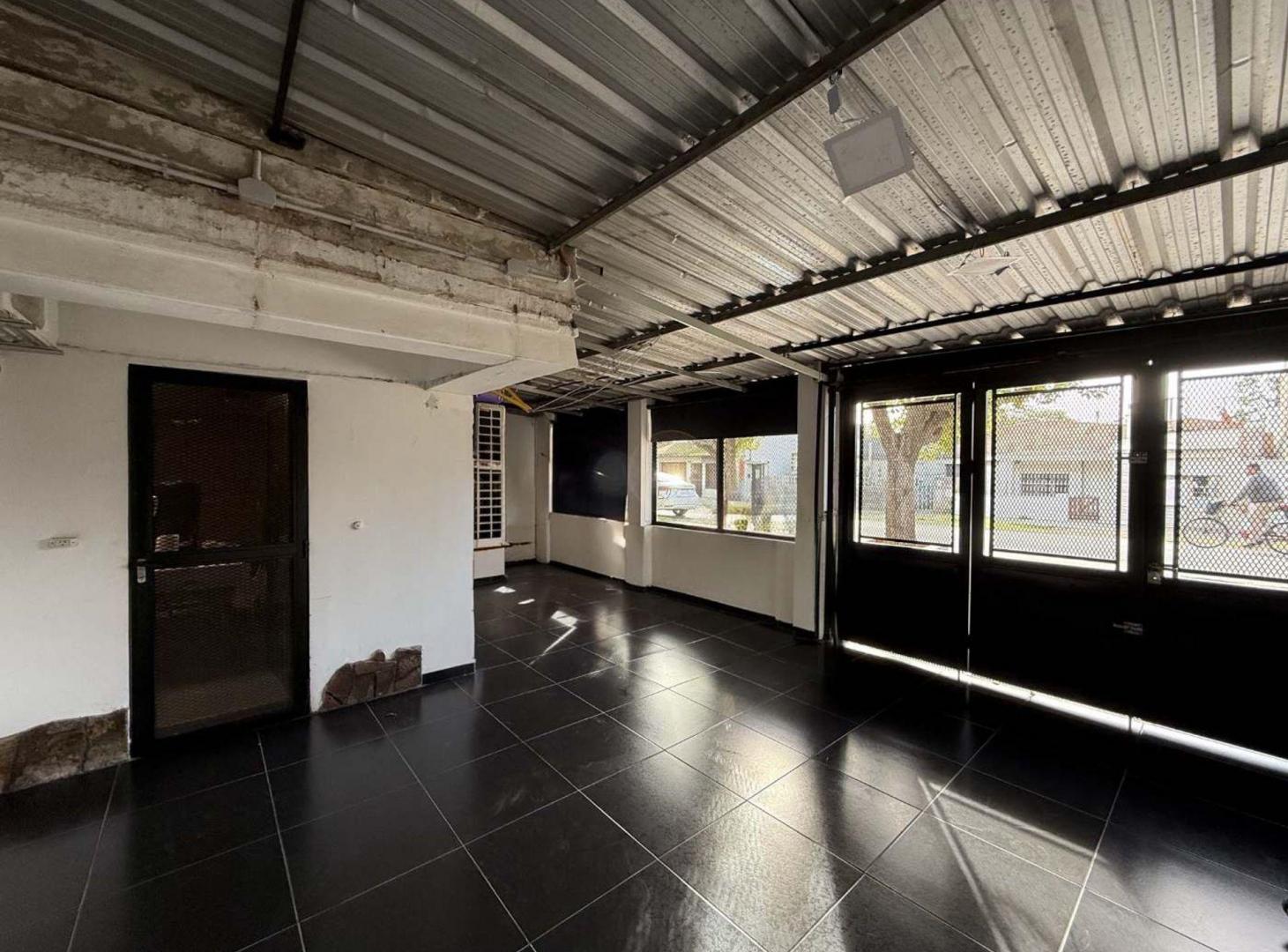 Foto de VENTA CASA MULTIFAMILIAR 3 DORMIS, QUINCHO Y PATIO, imagen 3