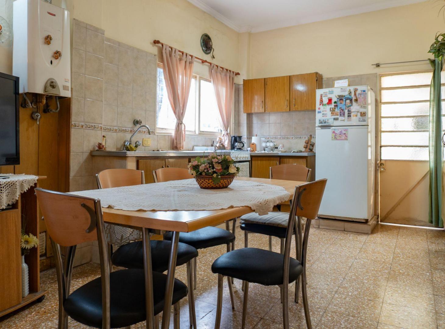 Foto de VENTA CASA 3 DORMITORIOS COCHERA ECHESORTU ROSARIO, imagen 2