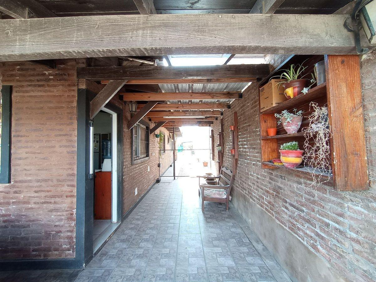Foto de VENTA O PERMUTA CASA 3 DORMI COCHERA PILETA ROLDAN, imagen 5