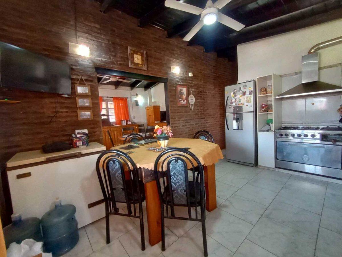 Foto de VENTA O PERMUTA CASA 3 DORMI COCHERA PILETA ROLDAN, imagen 3