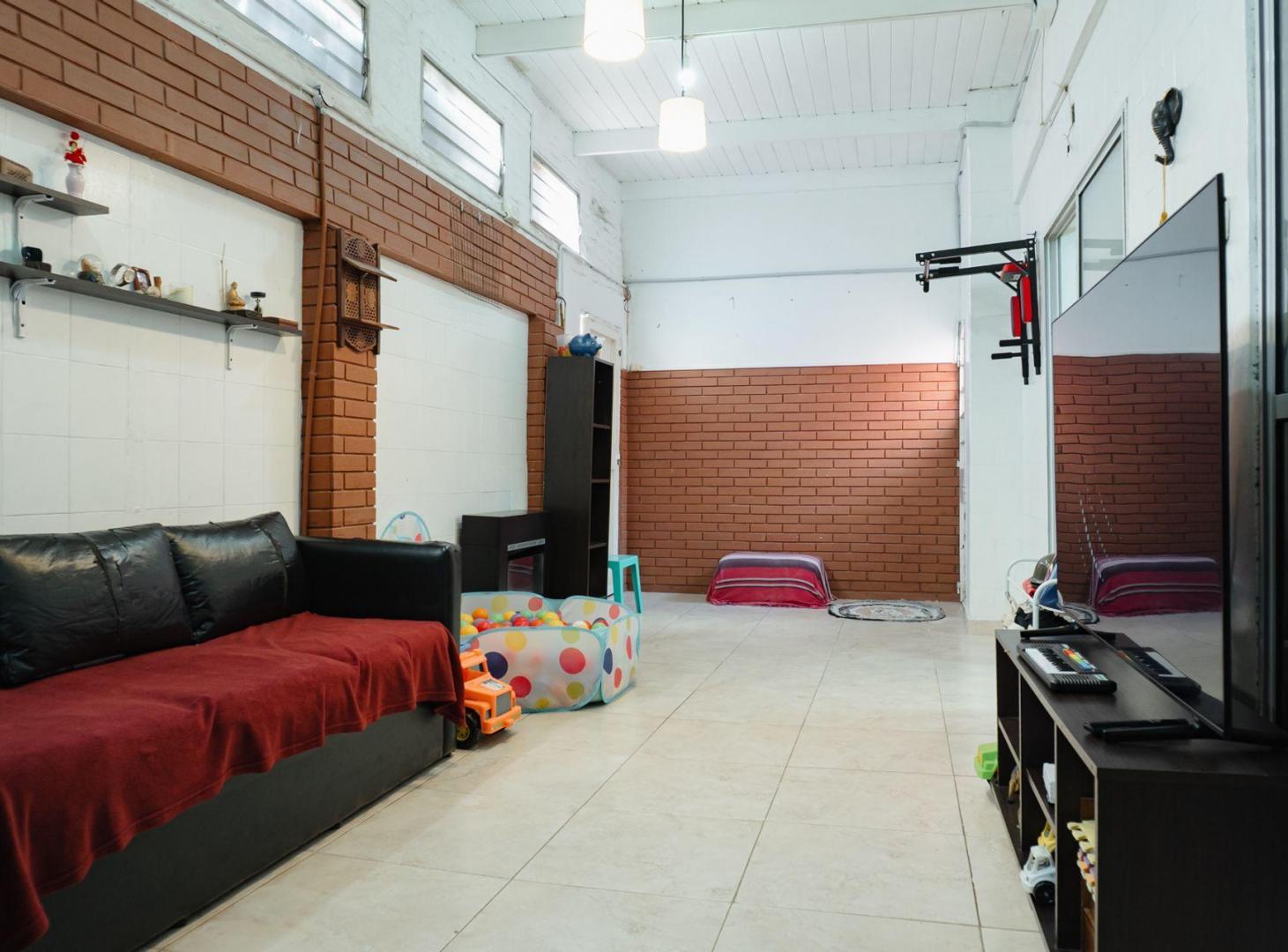 Foto de CASA DE PASILLO EN VENTA 2 DORMI PATIO TERRAZA, imagen 2