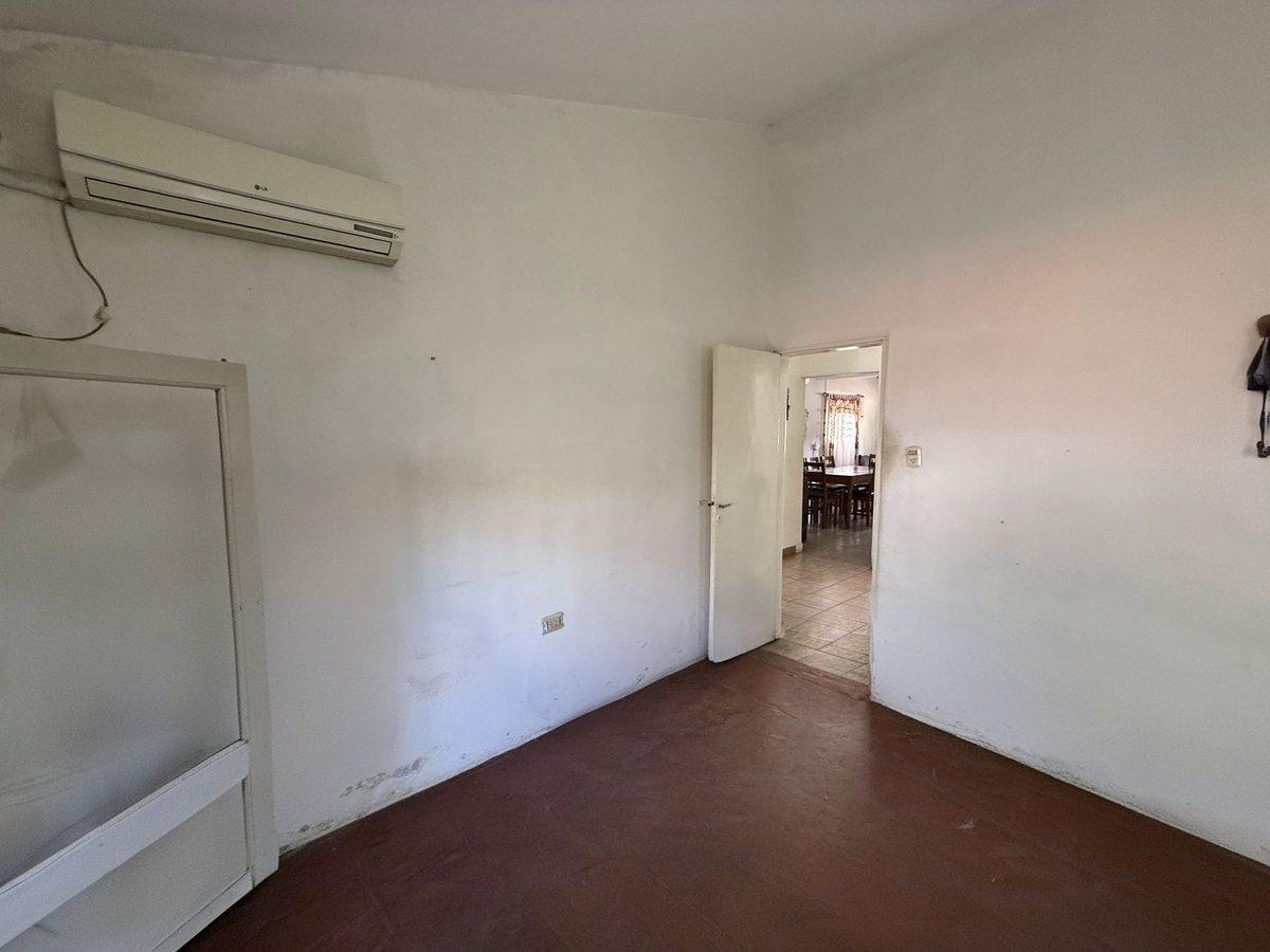 Foto de VENTA CASA 2 DORMITORIOS + COMODIN, PATIO Y PILETA, imagen 3