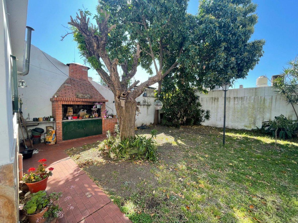 Foto de CASA 4 DORMITORIOS JARDIN 2 COCHERAS TIRO SUIZO, imagen 2