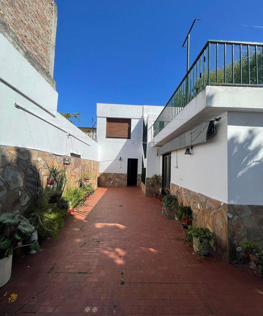 Foto de CASA 4 DORMITORIOS JARDIN 2 COCHERAS TIRO SUIZO, imagen 4