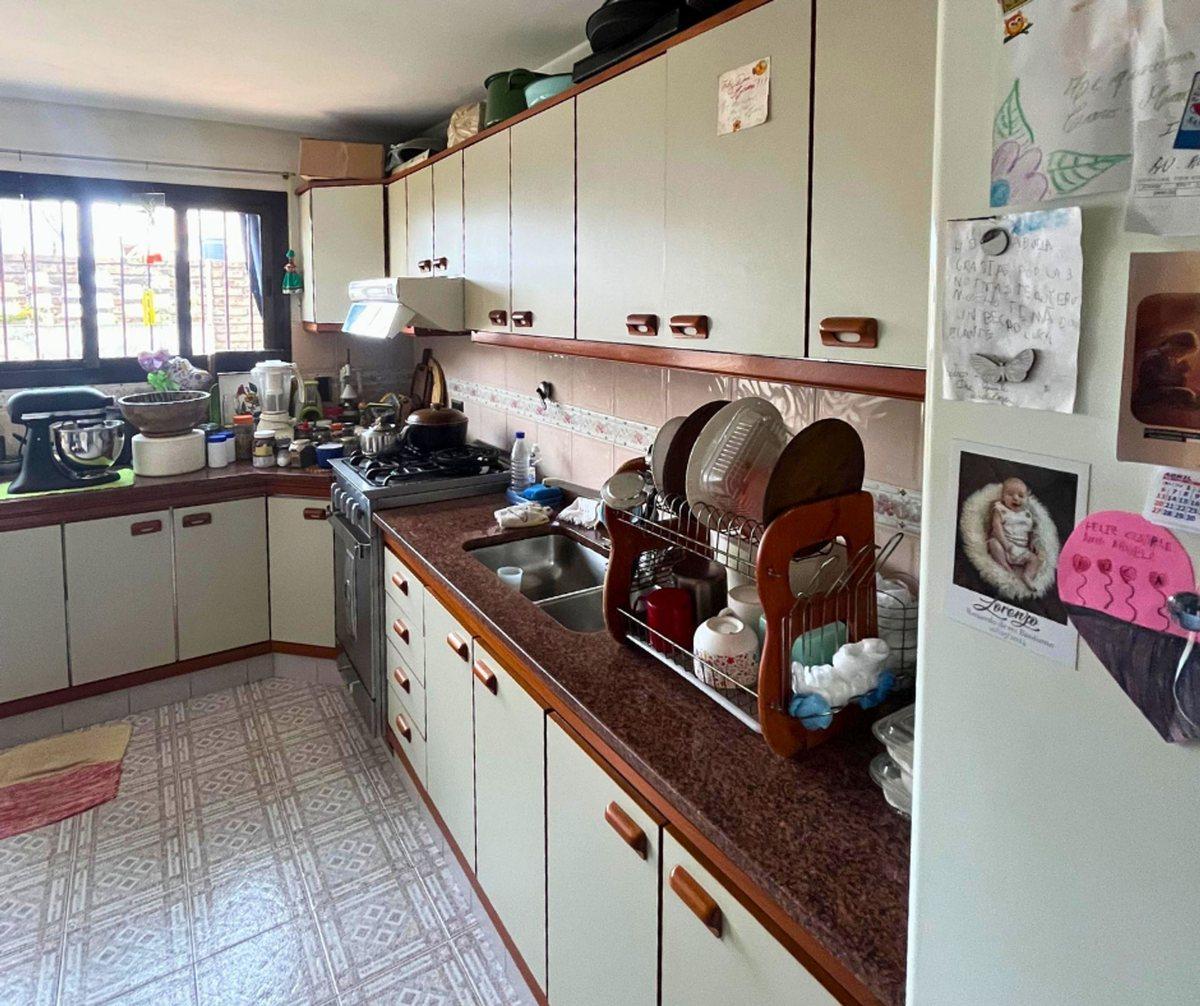 Foto de VENTA CASA 4 DORMITORIOS AZCUÉNAGA APTA CREDITO, imagen 4