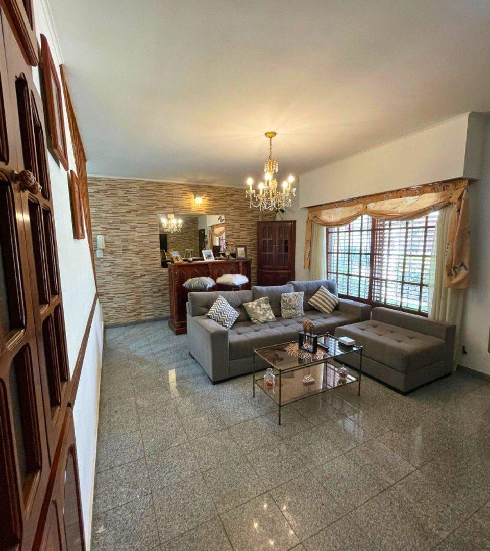 Foto de VENTA CASA 4 DORMITORIOS B. ALBERDI APTA CRÉDITO, imagen 1