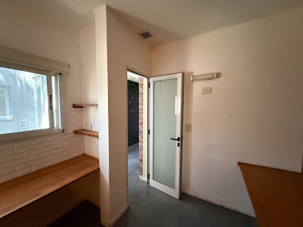 Foto de VENTA OFICINA AMPLIA EN PH QUINCHO Y TERRAZA, imagen 2