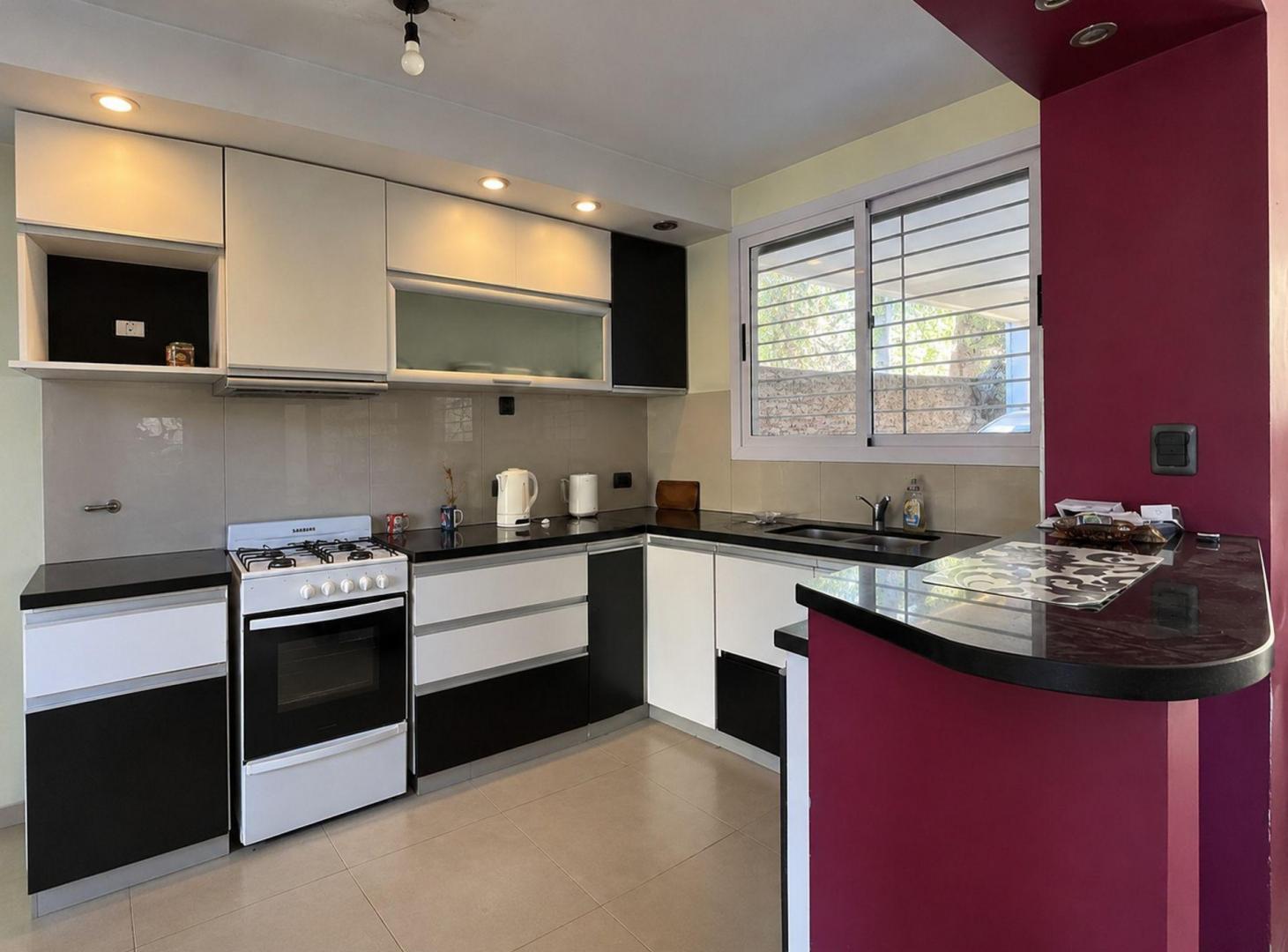 Foto de CASA 4DORMI VENTA FUNES SOBRE RUTA 9 GRAN LOTE, imagen 2