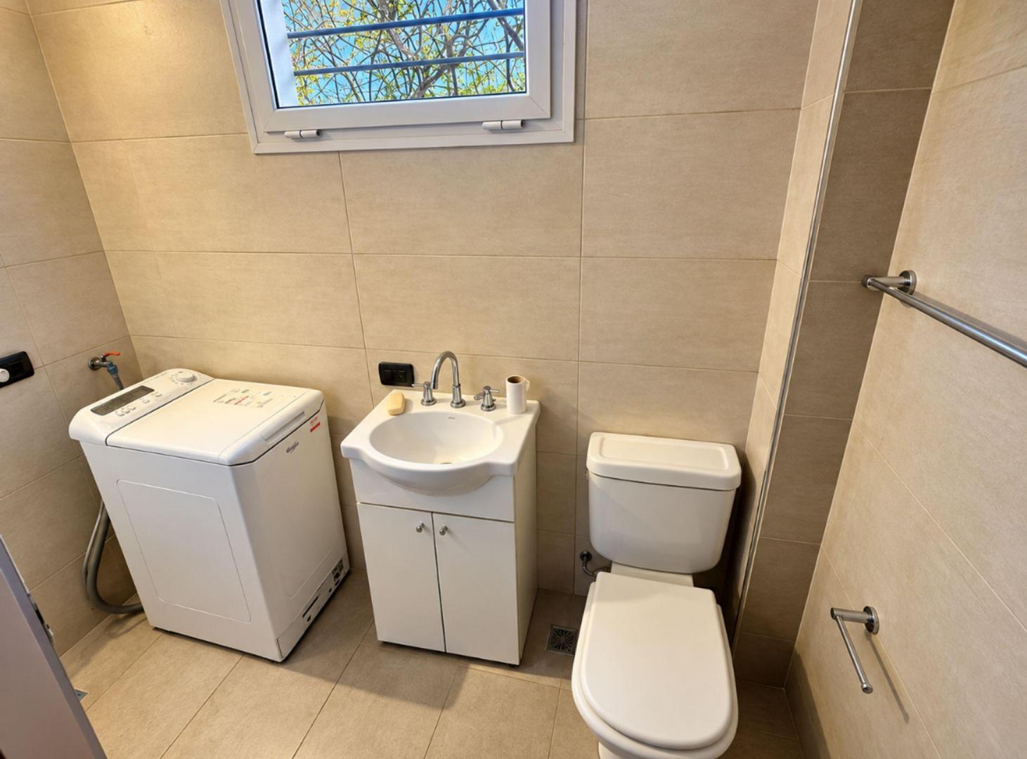 Foto de CASA 4DORMI VENTA FUNES SOBRE RUTA 9 GRAN LOTE, imagen 4
