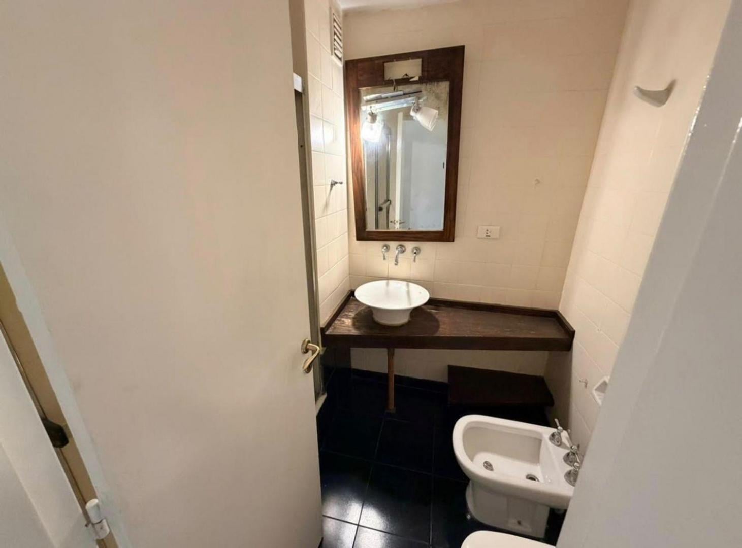 Foto de VENTA DEPARTAMENTO 2 DORMITORIOS CON PATIO ADUANA, imagen 2