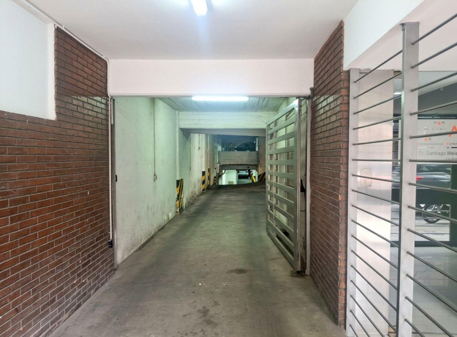 Foto de Venta Cochera Fija al Frente del Colegio Inglés, imagen 4