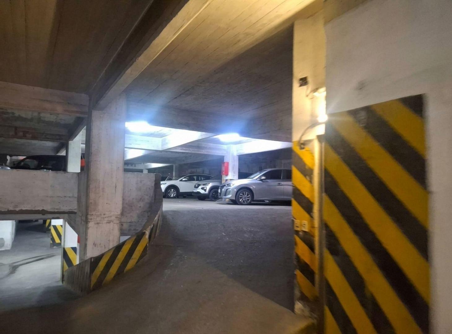 Foto de Venta Cochera Fija al Frente del Colegio Inglés, imagen 3
