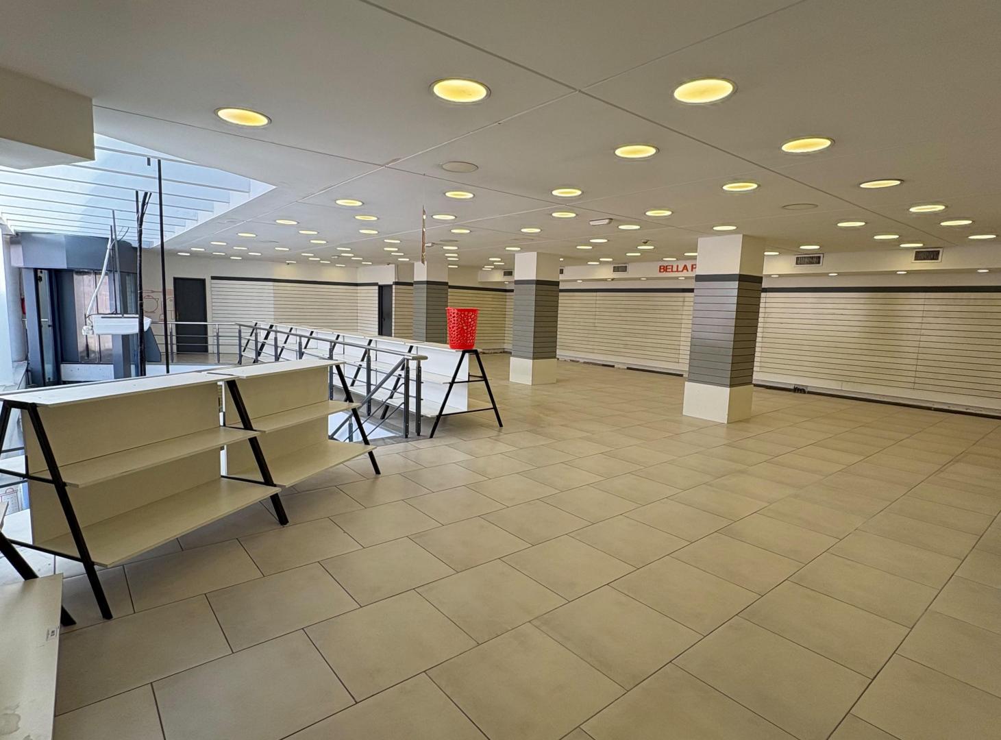 Foto de ALQUILO IMPORTANTE LOCAL COMERCIAL CALLE ITUZAINGO 238 - CENTRO CORDOBA, imagen 2