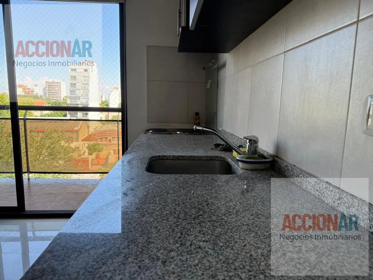 Monoambiente premium con balcón y luz natural en Floresta 2