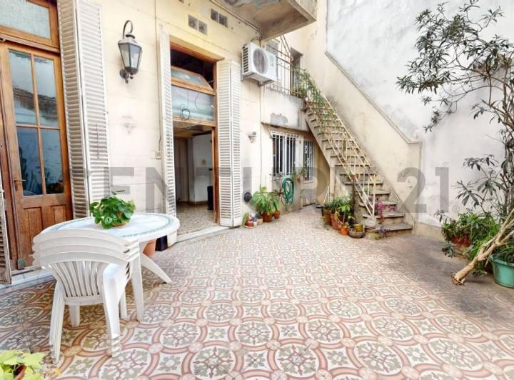 PH a reciclar con terraza y patio – 188 m² totales en Chacarita 3