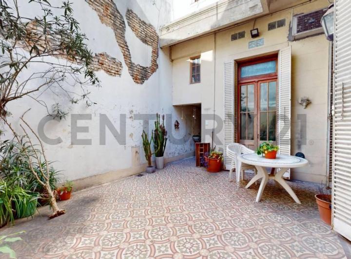 PH a reciclar con terraza y patio – 188 m² totales en Chacarita 5
