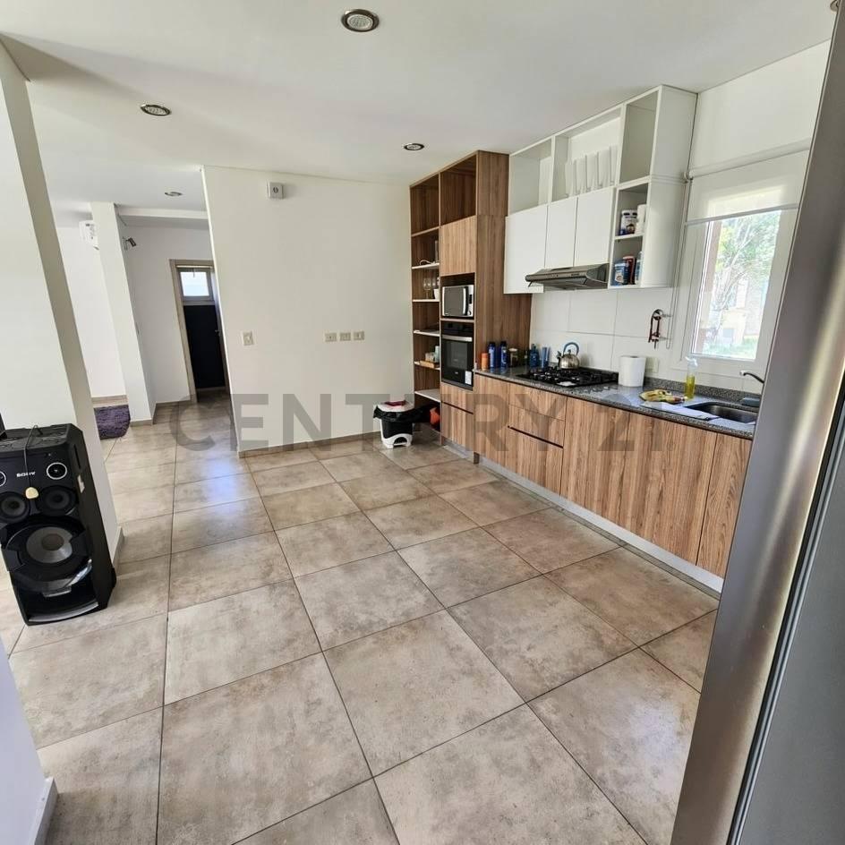 Foto de VENTA - Casa 5 ambientes con piscina en Quintas del Sol – Apta para, imagen 5