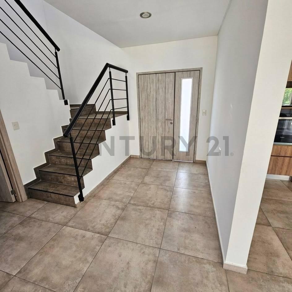 Foto de VENTA - Casa 5 ambientes con piscina en Quintas del Sol – Apta para, imagen 3