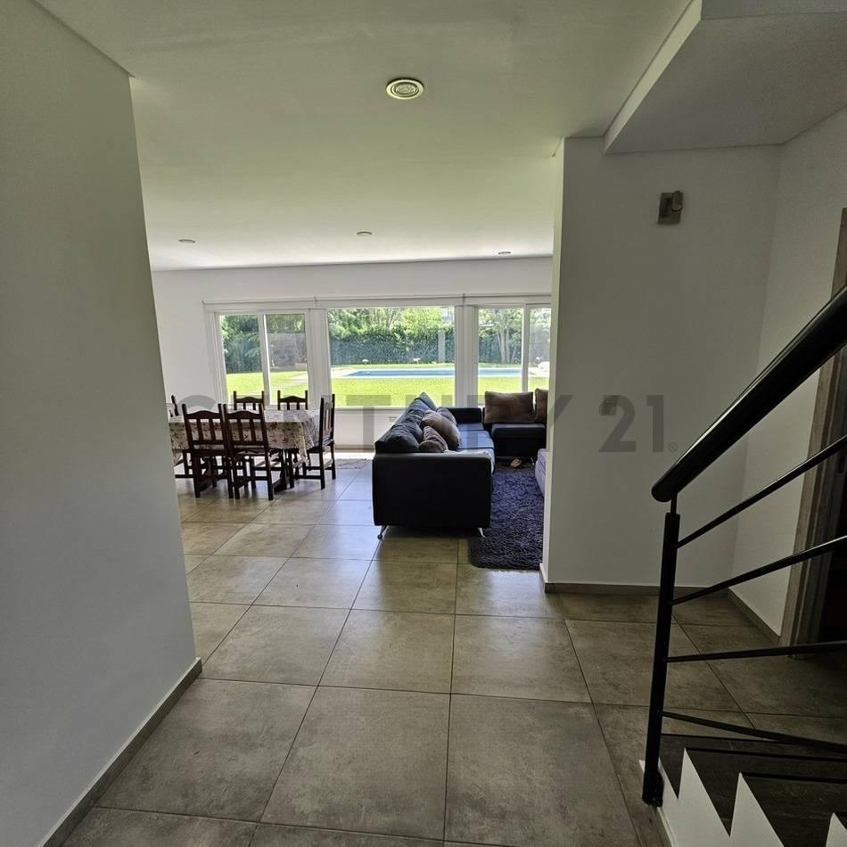 Foto de VENTA - Casa 5 ambientes con piscina en Quintas del Sol – Apta para, imagen 4