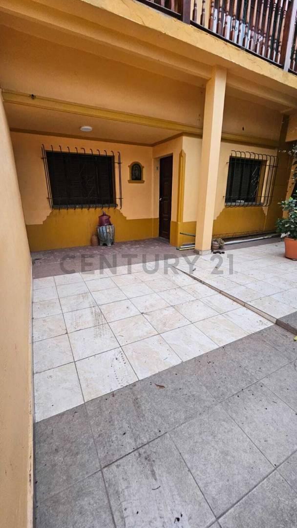 Foto de PH en venta de 6 ambientes con patio en Ciudadela, imagen 1