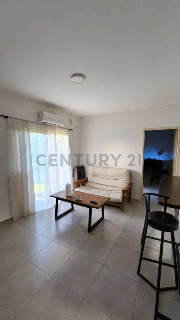 Foto de VENTA - Departamento 2 ambientes con Jardín, Parrilla, Pileta y Cochera, imagen 3