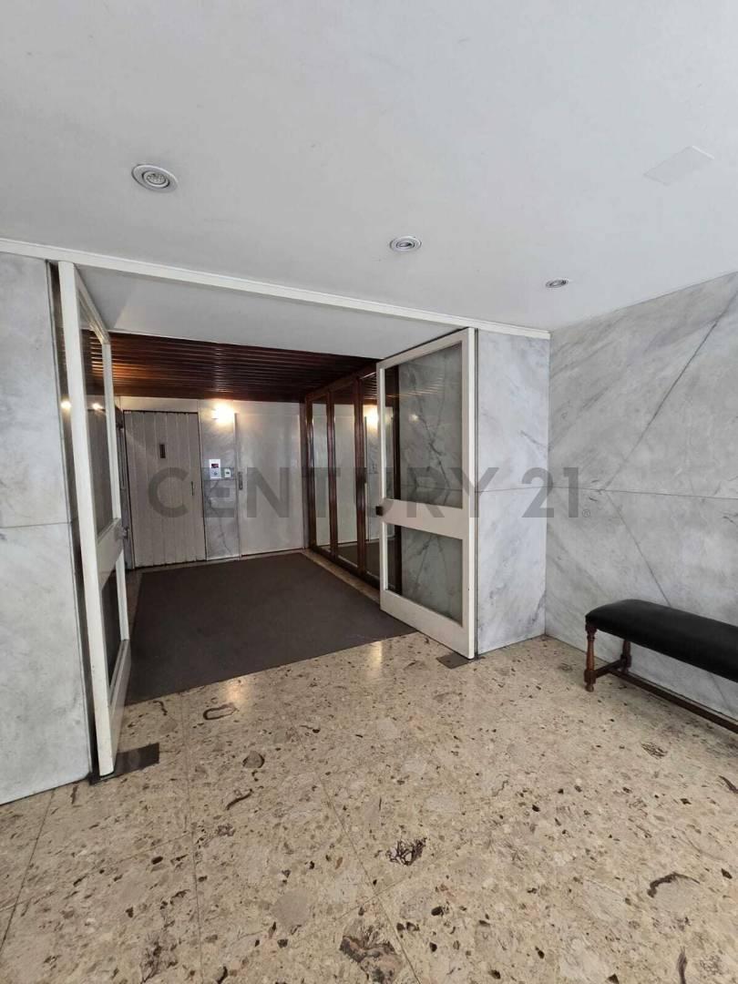Foto de VENTA - ELEGANTE PISO EN RECOLETA, 4 AMBIENTES CON DEPENDENCIA, imagen 4