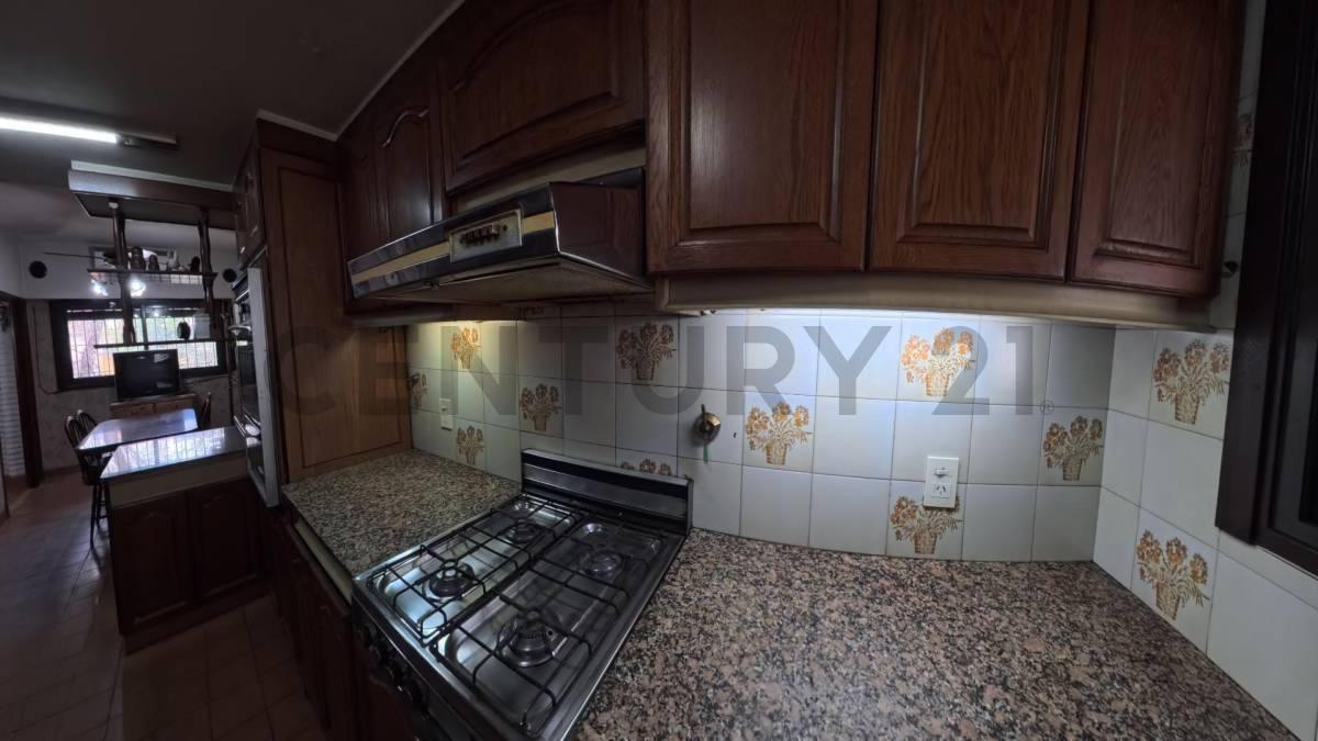 Foto de SOLIDA Y LUMINOSA CASA EN VILLA DEL PARQUE DE CUATRO AMBIENTES. ESTILO, imagen 2