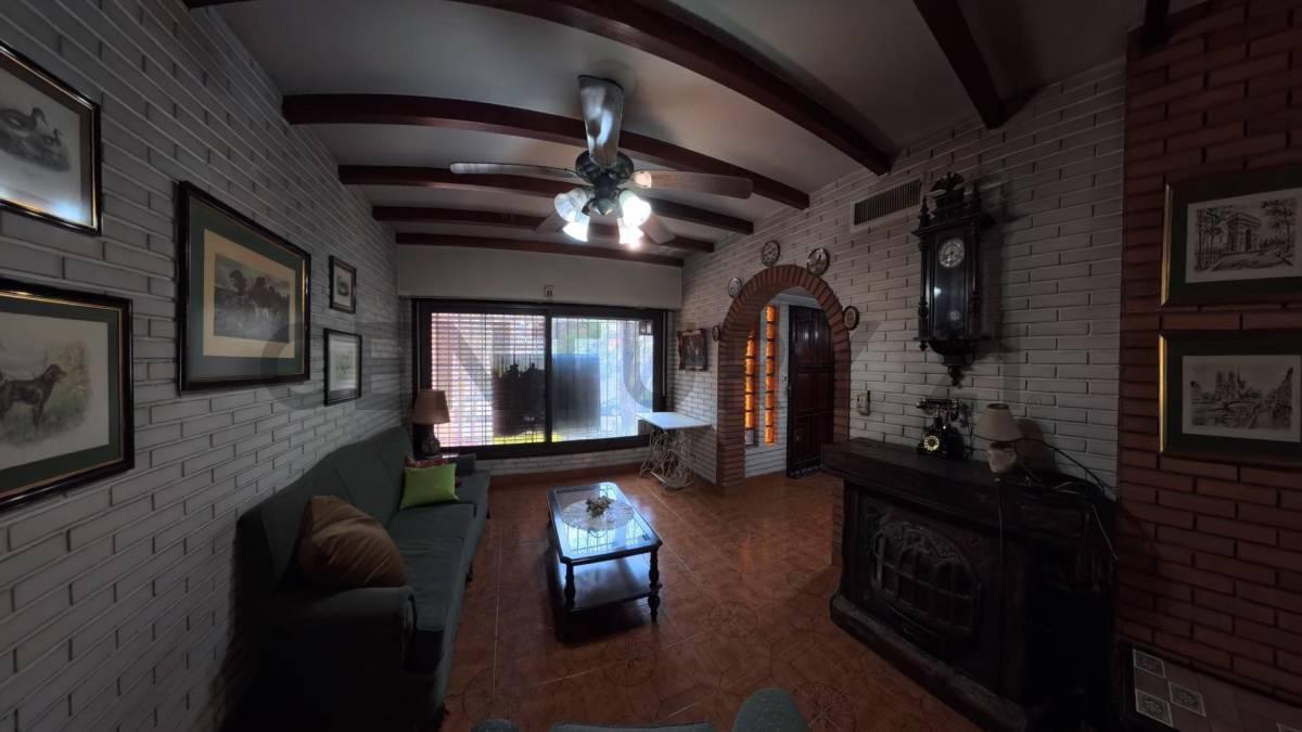 Foto de SOLIDA Y LUMINOSA CASA EN VILLA DEL PARQUE DE CUATRO AMBIENTES. ESTILO, imagen 1