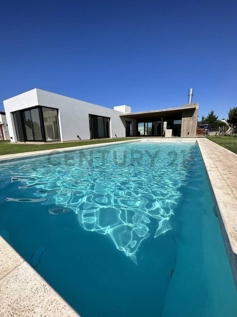 Foto de Casa de 4 ambientes y piscina en Barrio Privado Santa Rita, imagen 1
