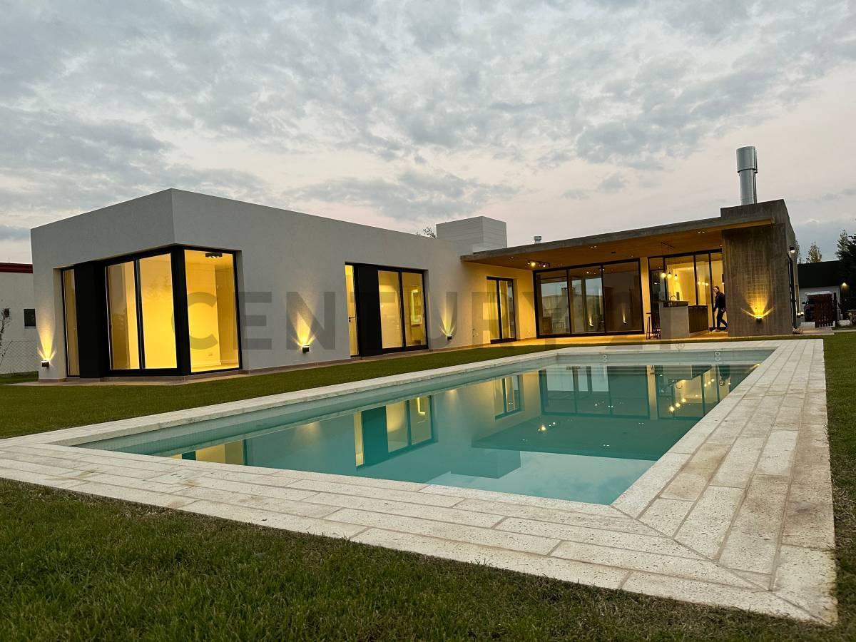 Foto de Casa de 4 ambientes y piscina en Barrio Privado Santa Rita, imagen 2