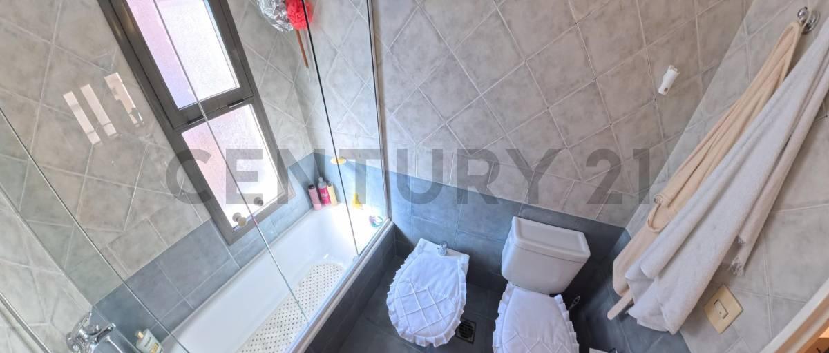 Foto de VENTA - Departamento de 4 Ambientes con Dormitorio en Suite, Balcón y, imagen 2