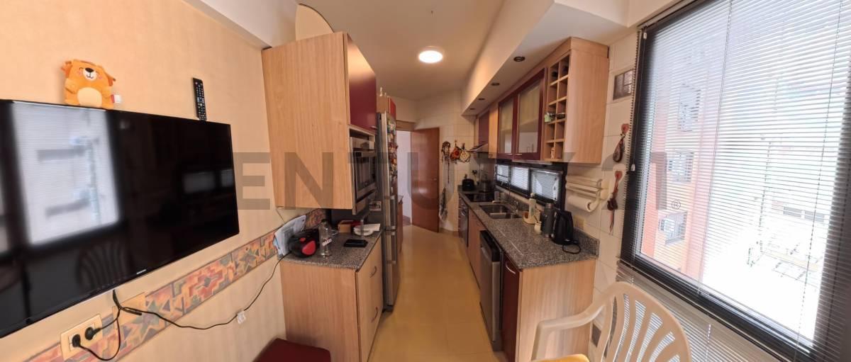 Foto de VENTA - Departamento de 4 Ambientes con Dormitorio en Suite, Balcón y, imagen 3