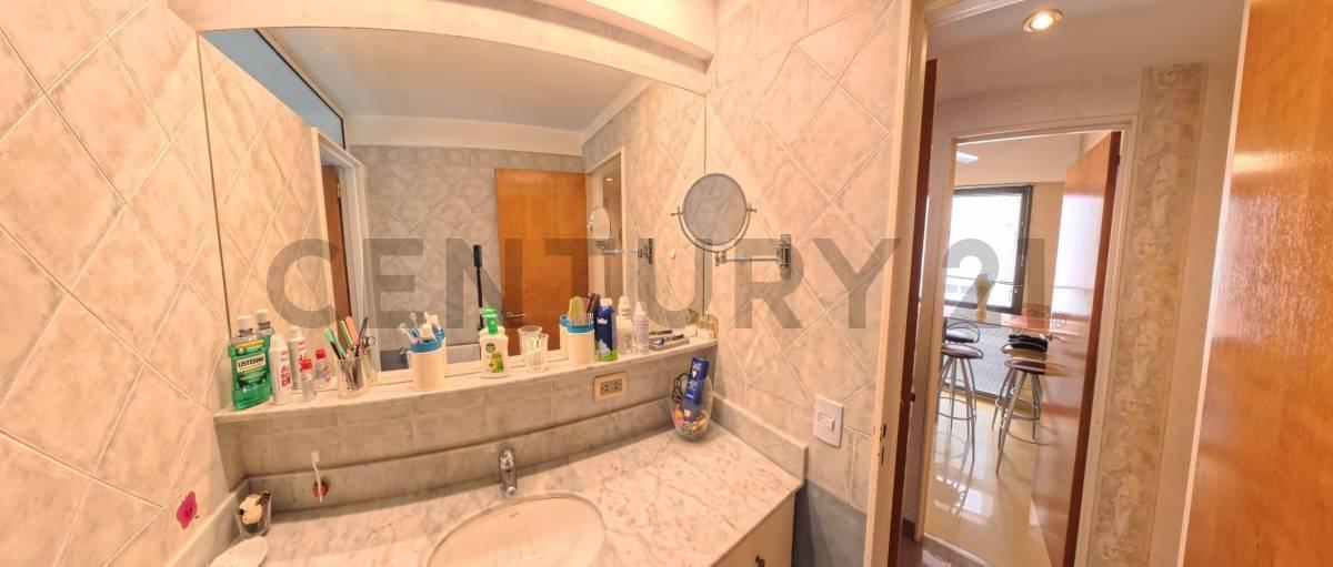 Foto de VENTA - Departamento de 4 Ambientes con Dormitorio en Suite, Balcón y, imagen 4