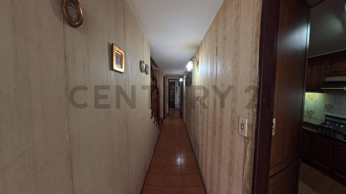 Foto de VENTA - SOLIDA Y LUMINOSA CASA EN VILLA DEL PARQUE DE CUATRO AMBIENTES, imagen 1