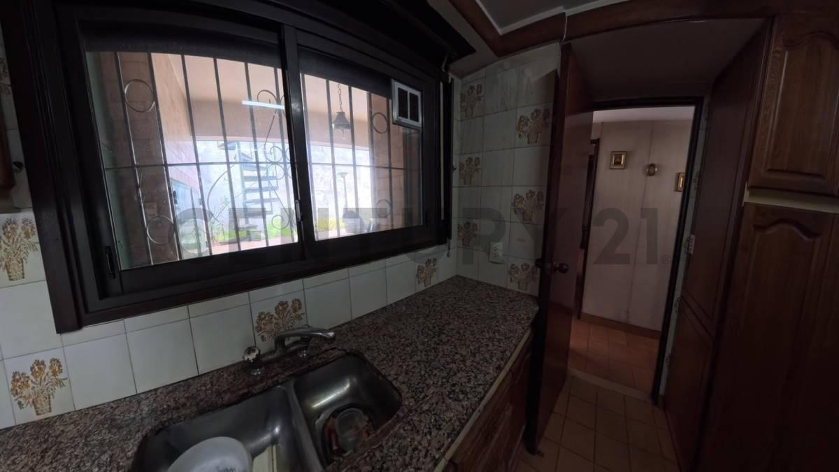 Foto de VENTA - SOLIDA Y LUMINOSA CASA EN VILLA DEL PARQUE DE CUATRO AMBIENTES, imagen 4