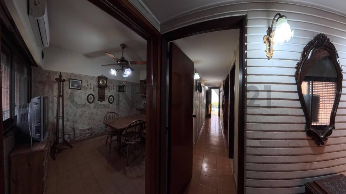 Foto de VENTA - SOLIDA Y LUMINOSA CASA EN VILLA DEL PARQUE DE CUATRO AMBIENTES, imagen 5