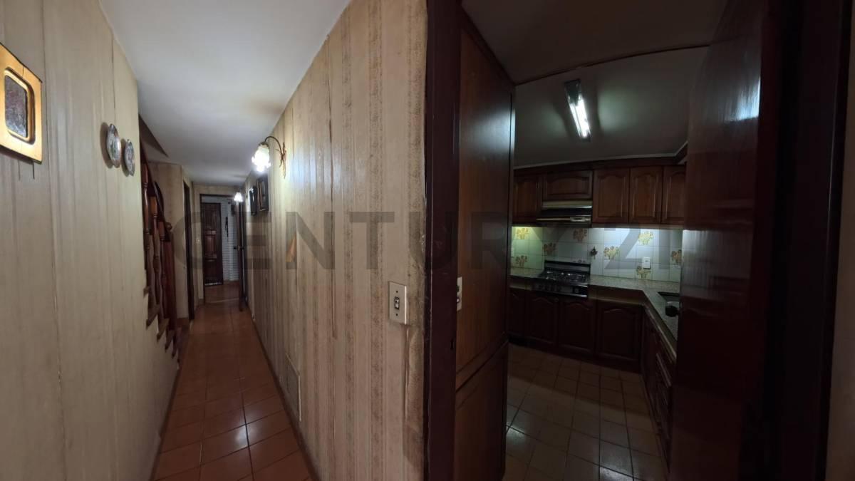 Foto de VENTA - SOLIDA Y LUMINOSA CASA EN VILLA DEL PARQUE DE CUATRO AMBIENTES, imagen 3