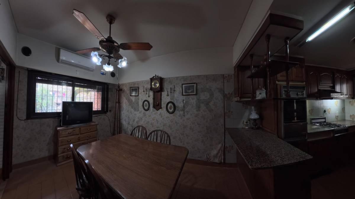 Foto de VENTA - SOLIDA Y LUMINOSA CASA EN VILLA DEL PARQUE DE CUATRO AMBIENTES, imagen 2