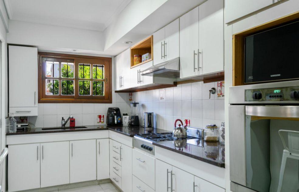 Foto de Casa venta en Lomas de Zamora 7 ambientes con pileta, imagen 2