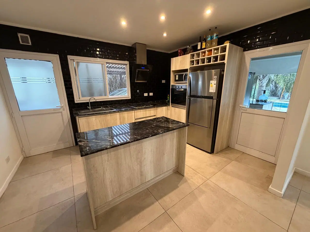 Casa en venta - 3 dormitorios - Barrio Santa Lucia - Pileta, Galería vidriada 4
