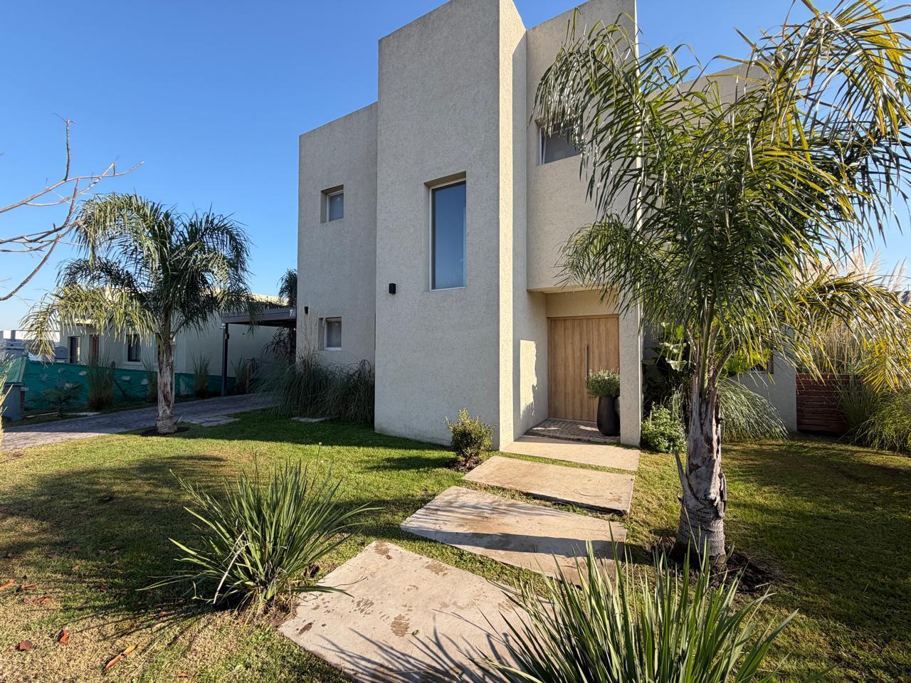 Casa en venta - 3 dormitorios - Barrio Santa Lucia - Pileta, Galería vidriada