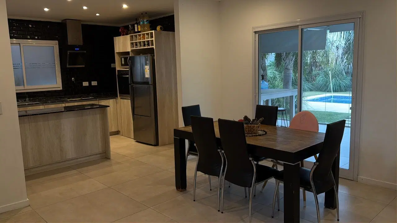 Casa en venta - 3 dormitorios - Barrio Santa Lucia - Pileta, Galería vidriada 3