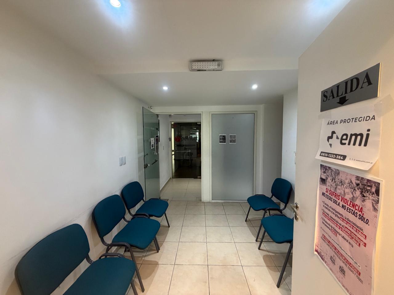 Foto de Amplia oficina con terraza de uso exclusivo y excelente potencial de, imagen 3